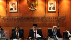 Ketua DKPP, Jimly Asshiddiqie (tengah) memimpin sidang pembacaan 10 putusan terkait penyelenggara pemilu diberbagai daerah, Jakarta, Selasa (26/1/2016). Sidang memutuskan memberhentikan dengan tetap enam pengawas pemilu. (Liputan6.com/Helmi Fithriansyah)