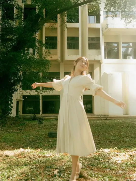 Tampil lebih feminin, dress dengan kancing depan ini tampak anggun dipadu padanan dengan ballerina shoes.  (Instagram/cakecaine).