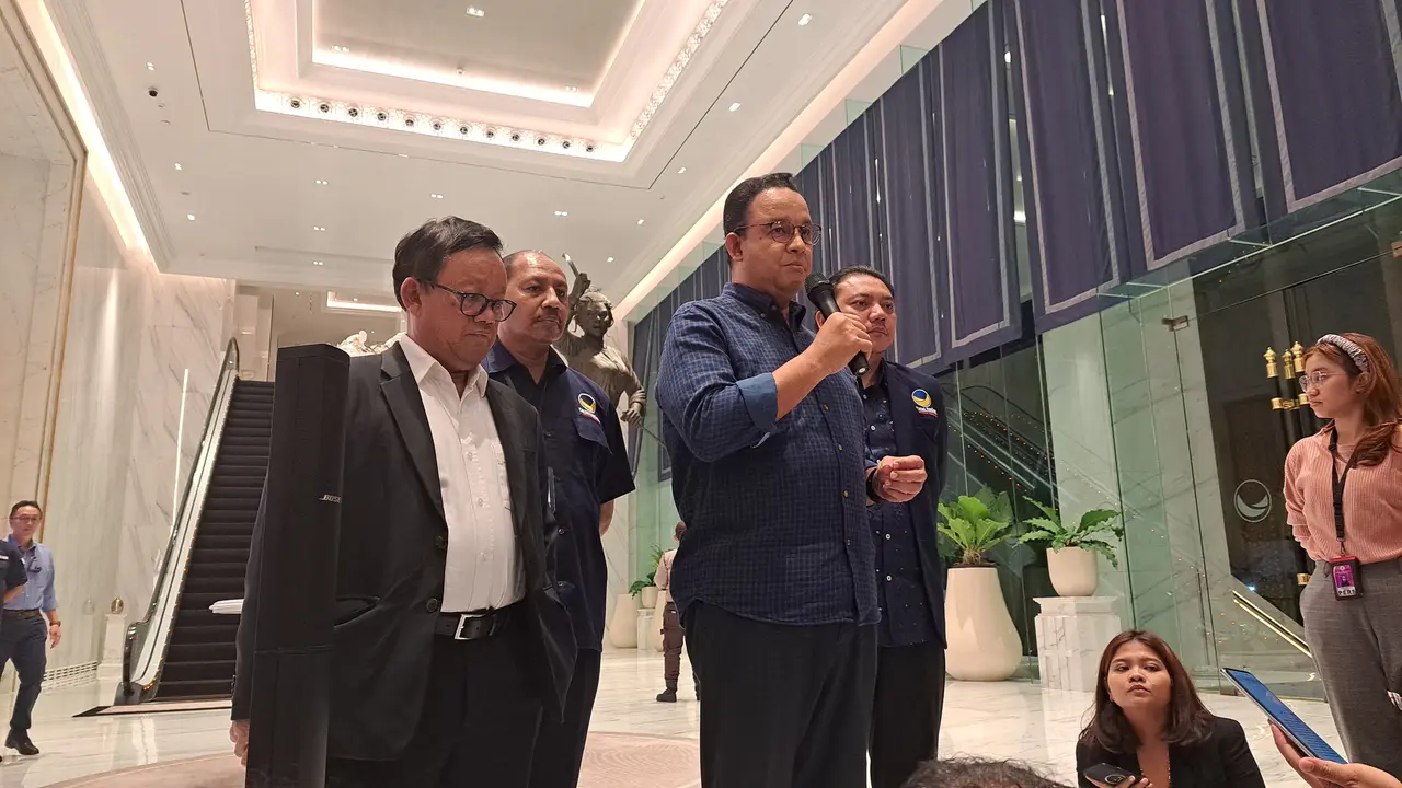 Bakal calon presiden Koalisi Perubahan, Anies Baswedan, usai bertemu dengan Ketua Umum Partai NasDem Surya Paloh setelah Sekjen Johnny G. Plate ditetapkan sebagai tersangka kasus korupsi, Rabu (17/5) (Lydia Fransisca/Merdeka.com)
