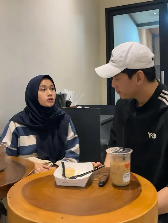 Ifan juga tampak excited mendengar cerita Rania tentang keseruan umrah pertamanya. Setelah menikmati kebersamaan di kafe, Ifan langsung mengantar Rania ke bandara. Sebagai ayah, Ifan selalu berusaha mendampingi Rania dalam setiap fase hidupnya. (Liputan6.com/IG/@ifanseventeen)