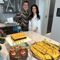 Bersama suaminya, Farah Quinn terlihat open house lebaran untuk menyambut para tamu yang hadir. Terlihat beragam kue khas tanah air disajikan. [@farahquinnofficial]