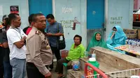 Marudut saat bertemu dengan masyarakat yang memungut uang kepada orang yang masuk ke toilet umum. (Prayugo Utomo/JawaPos.com)