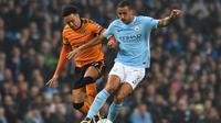 Bek Manchester City Danilo (kanan) mendapat pengawalan dari pemain Wolverhampton Wanderers Helder Costa pada laga putaran keempat Piala Liga Inggris di Stadion Etihad, Manchester, Selasa (24/10/2017). (AFP/Anthony Devlin)