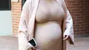 Meski hamil Kim tidak ingin meninggalkan kebiasaan wanita yang selalu mempercantik diri, seperti kuku cantiknya yang tetap diwarnai dengan cat kuku merah. (via dailymail.co.uk)