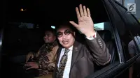Pengacara Hotma Sitompul meninggalkan Gedung KPK usai menjalani pemeriksaan, Jakarta, Rabu (8/11). Hotma diperiksa terkait kasus dugaan korupsi KTP Elektronik. (Liputan6.com/Helmi Fithriansyah)