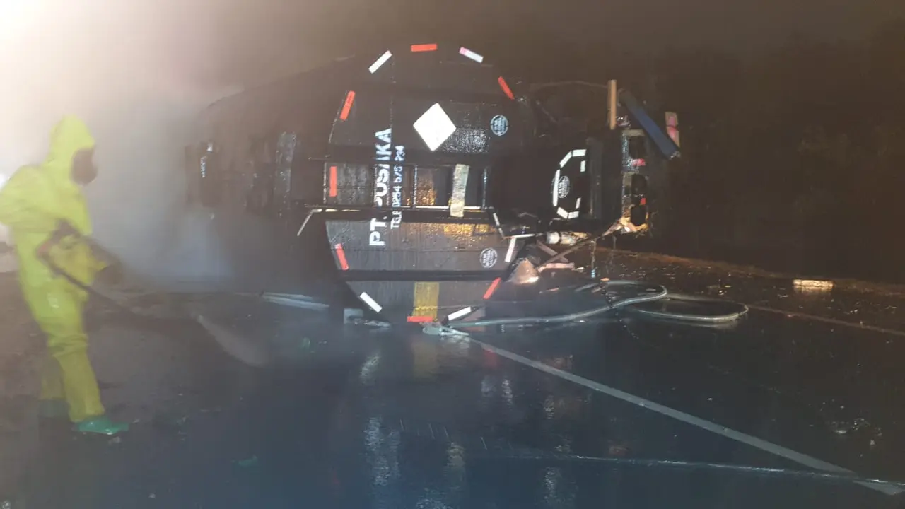 Tabrakan beruntun di ruas tol Tangerang-Merak, tepatnya di KM 74.900, Minggu 17 Oktober 2021.