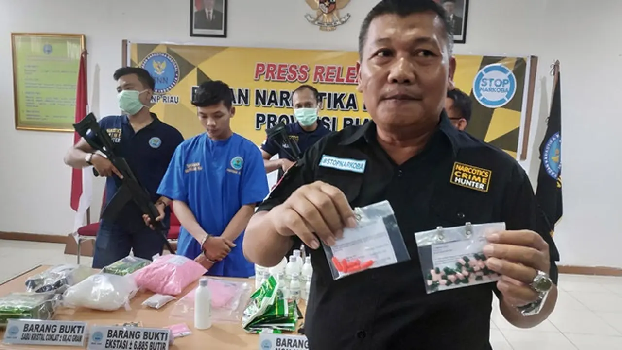 Kapsul obat berisi serpihan pil ekstasi yang dihancurkan oleh kaki tangan bandar narkoba di Pekanbaru.