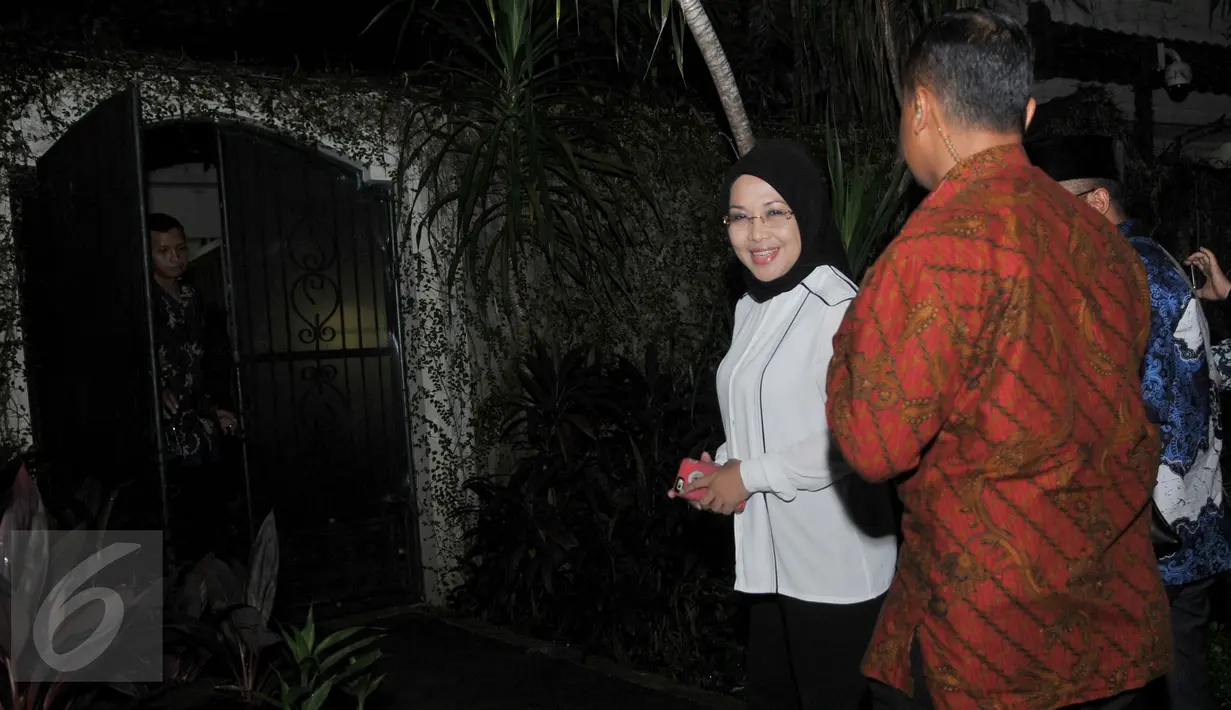 Deputi Gubernur bidang Kebudayaan dan Pariwisata di Pemprov DKI Jakarta, Sylviana Murni saat tiba di kediaman SBY di Cikeas, Jawa Barat, Jumat (23/9). Koalisi Poros Cikeas resmi mengusung Sylviana sebagai Balon Wagub (Liputan6.com/Gempur M Surya)