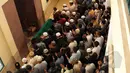 Jamaah saat mensalatkan almarhum Didi Widiatmoko alias Didi Petet di masjid Baitul Qarim di kawasan Ciputat, Tangsel, Jumat (15/5/2015). Didi Petet meninggal di usia 58 tahun karena diduga menderita asam lambung. (Liputan6.com/Helmi Afandi)