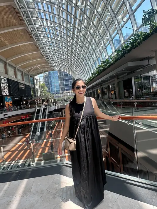 Tak kalah lincah, Nona Willy kenakan sleeveless ruffle dress hitam dan sling bag Loewe cokelat. [@nonawilly16]