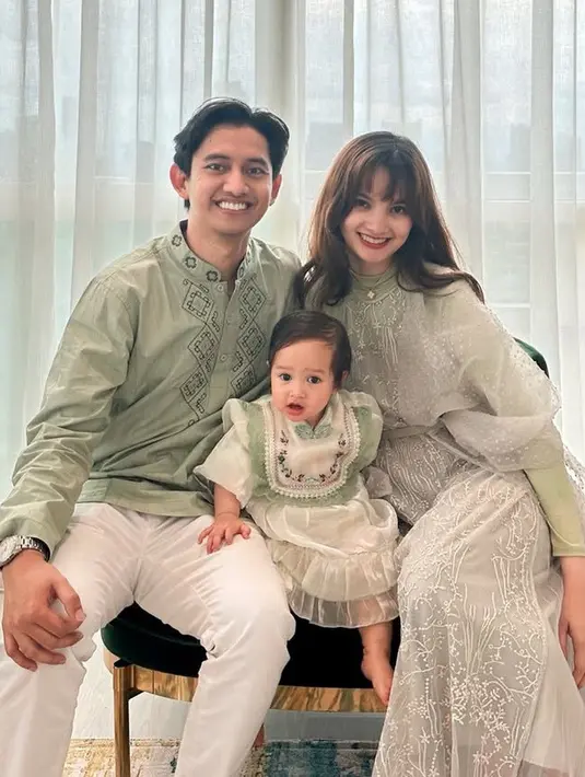 Sabrina Anggraini juga kompak dengan suami dan anaknya mengenakan baju lebaran nuansa hijau. Sabrina sendiri mengenakan inner manset hijan kerah tinggi dipadukan outer lace putih. [@sabrinaanggraini]