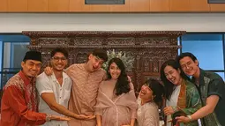 Potret Canti Tachril dan Adipati Dolken bersama para sahabat mereka. Canti memperlihatkan ekspresi kocaknya. (Foto: Instagram/ cantitachril)