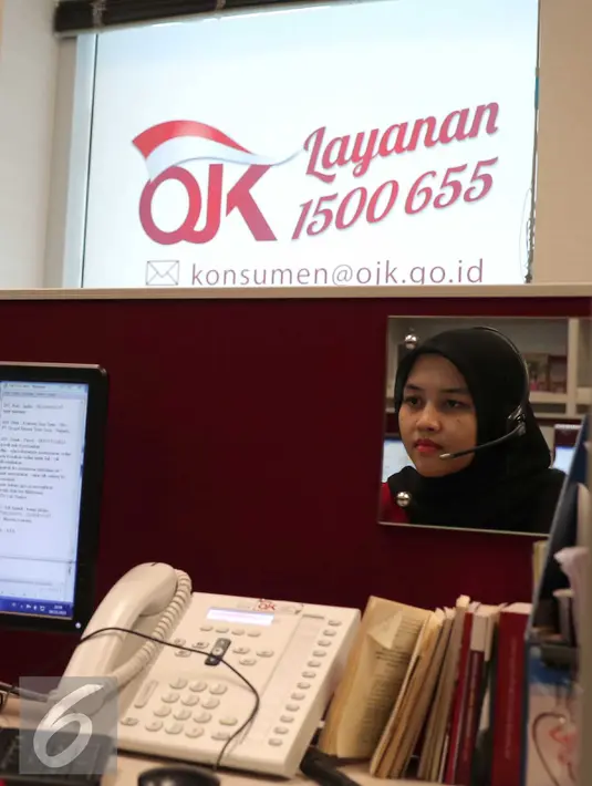 Petugas tengah melakukan pelayanan call center di Kantor Otoritas Jasa Keuangan (OJK), Jakarta.. (Liputan6.com/Angga Yuniar)