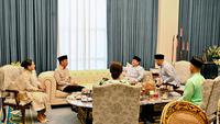 Presiden Prabowo menerima kedatangan Presiden Ke-7 RI Jokowi beserta keluarga di Istana Merdeka Jakarta, Sabtu (21/3/2026). (Foto: Biro Pers Istana)