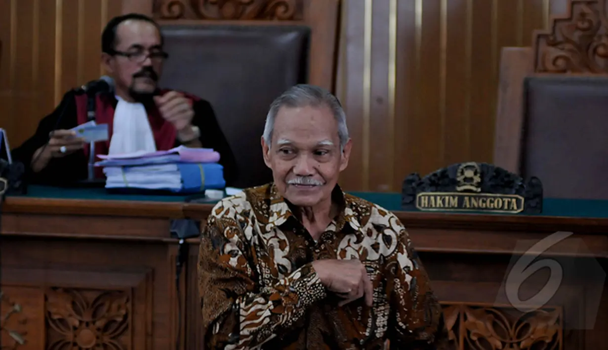 Pensiunan Jaksa Sekaligus Pengajar Diklat Kejaksaan, Atnan Talyaja menjadi salah satu saksi ahli yang dihadirkan KPK dalam pra peradilan Budi Gunawan di Pengadilan Negri Jakarta Selatan, Jumat (13/2/2015). (Liputan6.com/Johan Tallo)