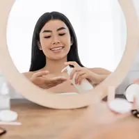 ilustrasi Cara mengempeskan jerawat batu/Prostock-studio/shutterstock