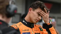 Pembalap McLaren F1 Team, Lando Norris sukses merebut pole position usai mencatatkan waktu tercepat dalam sesi kualifikasi Formula 1 GP Hungaria 2024, pada Sabtu (20/7/2024). (Ferenc ISZA/AFP)