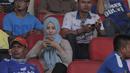 Aksi Supoeter Wanita saat mendukung tim kesayanngya Persib Bandung di Stadion Si Jalak Harupat, Bandung, Sabtu (24/10/2015). (Bola.com / Nicklas Hanoatubun)