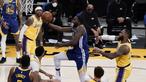 Pebasket Golden State Warriors Draymond Green (tengah) berupaya memasukkan bola dalam pertandingan NBA melawan LA Lakers di Staples Center,  Los Angeles, California, Amerika Serikat, Senin (18/1/2020). (AP Photo/Jae C. Hong)