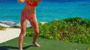 Petenis Denmark Caroline Wozniacki mengenakan bikini berwarna merah saat bermain golf di pinggir sebuah pantai. (Instagram/@carowozniacki)