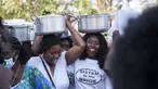Anggota keluarga mempelai wanita mengantarkan makanan untuk mempelai pria dalam upacara Icilanga Mulilo di Lusaka, Zambia (5/9/2020/). Icilanga Mulilo, yang secara tradisional dipraktikkan oleh warga Zambia yang berbahasa Bemba, merupakan upacara sebelum pernikahan. (Xinhua/Martin Mbangweta)