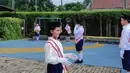 Seperti siswa lainnya yang menjadi petugas upacara, Bilqis mengenakan kemeja putih lengan panjang dipadukan rok pleated biru. [@ayutingting92]