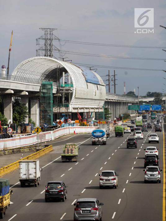 Suasana proyek Light Rail Transit (LRT) Jabodebek, Jakarta, Selasa (12/3). Kereta LRT Jabodebek untuk rute Cawang-Cibubur akan diuji coba Juni 2019 dan saat ini proses pengerjaan untuk rute tersebut sudah mencapai 78,455%. (Liputan6.com/Faizal Fanani)