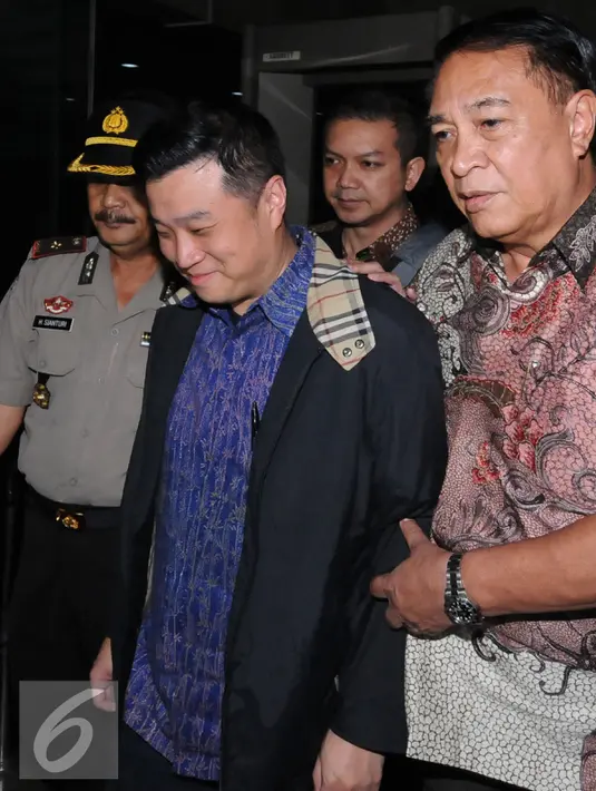 Direktur PT Agung Sedayu Group, Richard Halim Kusuma (tengah) menunduk sambil tersenyum saat keluar gedung KPK Jakarta, Rabu (20/4/2016). Usai diperiksa KPK, Richard tidak menjawab satupun  pertanyaan para pewarta. (Liputan6.com/Helmi Fithriansyah)