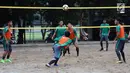 Pemain Timnas Indonesia U-23 bermain sepak takraw di Lapangan Voli Pantai Kompleks Gelora Bung Karno, Jakarta, Rabu (17/1). Ini bagian dari penyegaran pemain usai berlatih di Lapangan C Kompleks GBK. (Liputan6.com/Helmi Fithriansyah)