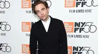 Aktor Robert Pattinson menghadiri premiere film HIGH LIFE dalam event New York Film Festival di New York City, Selasa (2/10). Robert juga memasangkan pakaiannya dengan kaos kaki panjang dan sepatu hitam yang mengkilap. (Andy Kropa/Invision/AP)