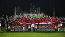 Sejumlah pemain, pelatih, dan official Wrexham merayakan kemenangan timnya saat laga English National League antara Wrexham melawan Boreham Wood di Racecourse Ground Stadium, Wrexham, Wales, Sabtu (22/04/2023). Wrexham menang dengan skor 3-1 dan berhasil promosi ke Liga Dua Inggris. (AFP/Oli Scarff)