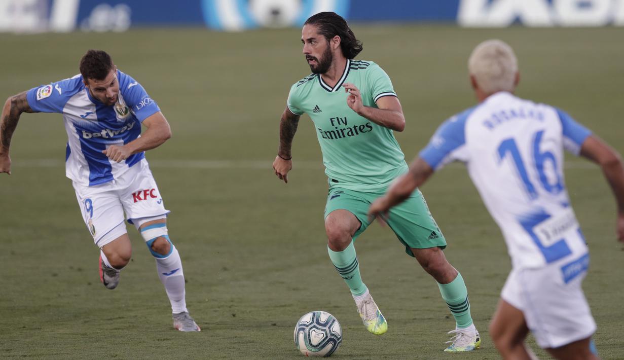 Pemain Real Madrid Isco (tengah) menggiring bola melewati pemain Leganes Miguel Angel Guerrero dan Roberto Rosales pada pertandingan La Liga di Stadion Butarque, Leganes, Madrid, Spanyol, Minggu (19/7/2020). Pertandingan berakhir dengan skor 2-2. (AP Photo/Bernat Armangue)