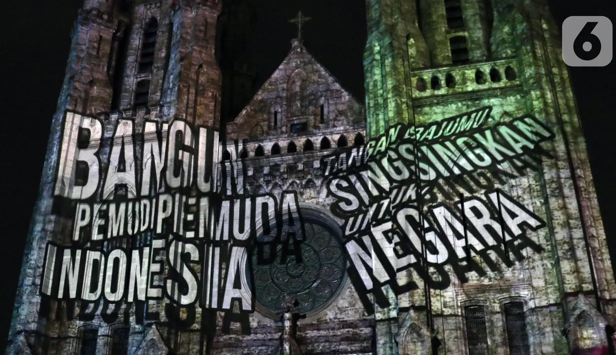 Pemutaran video mapping di Gereja Katedral menampilkan penggalan lagu-lagu semangat nasionalisme, Jakarta, Minggu (27/12/2019). Pemutaran video mapping ini untuk memperingati Hari Sumpah Pemuda ke-91 dan berlangsung hingga 28 Oktober. (Liputan6.com/Helmi Fithriansyah)