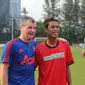 Denis Irwin saat melakoni partai eksebisi bersama para pemain muda di lapangan Soemantri Brojonegoro. Sabtu (7/5/2016)