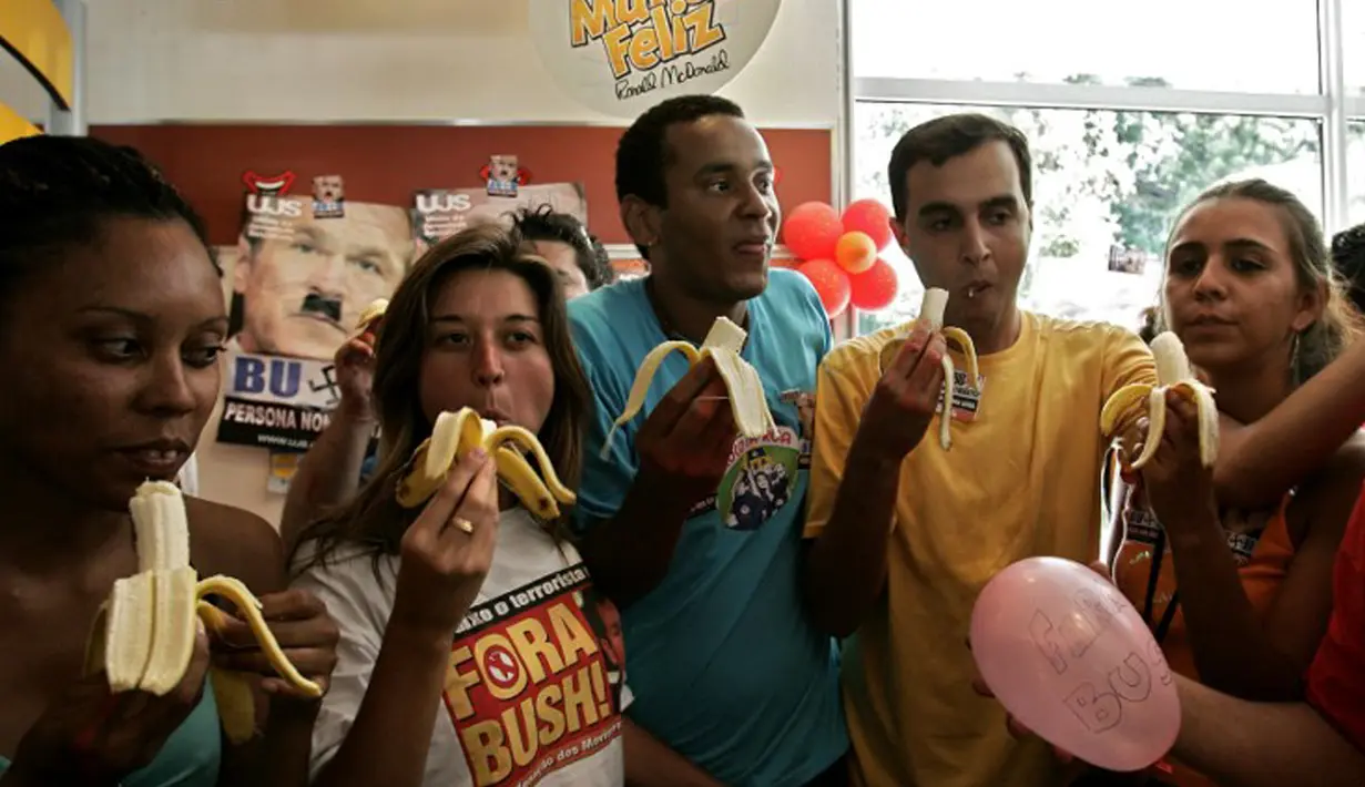 Pisang memiliki tekstur yang lembut sehingga mudah ditelan dan tidak melukai tenggorokan saat dikonsumsi. Namun, yang lebih penting, pisang mengandung vitamin B6, vitamin C, dan kalium, yang membantu meredakan radang tenggorokan. (AFP PHOTO/Mauricio LIMA)