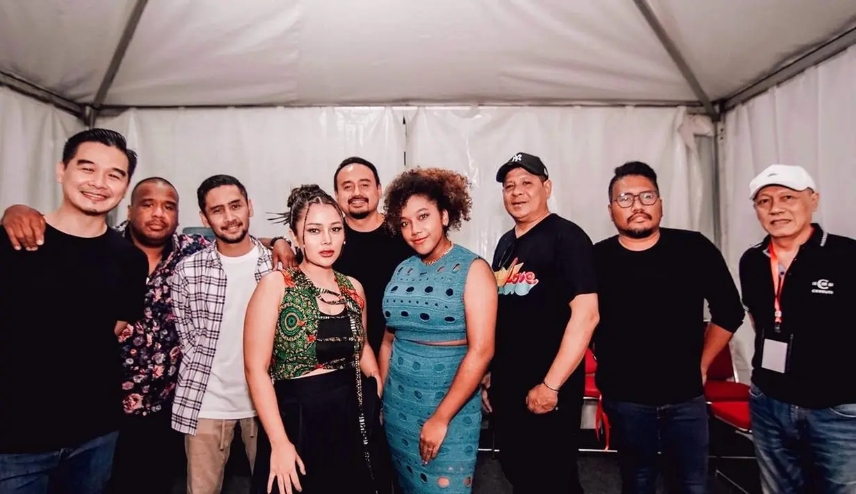 Mutia Ayu bersama The Bakuu Cakar, usai tampil bersama di acara Heyfest! (Foto: Instagram/@mutia_ayuu)