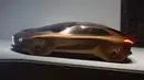 Mobil konsep 'Vision Next 100' diperlihatkan produsen BMW saat perayaan HUT ke-100 BMW di Munich, Jerman, Senin (7/3/2016). 'Vision Next 100' BMW terlihat sangat futuristik. (Reuters/ Michael Dalder)