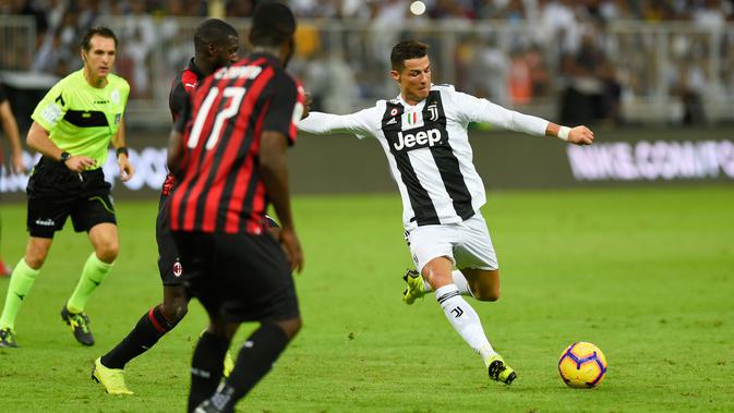 Striker Juventus, Cristiano Ronaldo menendang bola selama laga Piala Super Italia 2018 melawan AC Milan di Stadion King Abdullah Sports City, Kamis (17/1). Juventus keluar sebagai kampiun dengan meraih kemenangan tipis 1-0. (AP Photo)