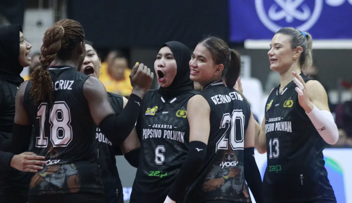 Tim putri Jakarta Popsivo Polwan merayakan kemenangan atas Gresik Petrokimia Pupuk Indonesia dalam lanjutan PLN Mobile Proliga 2025. (Dok. PLN Mobile Proliga 2025)