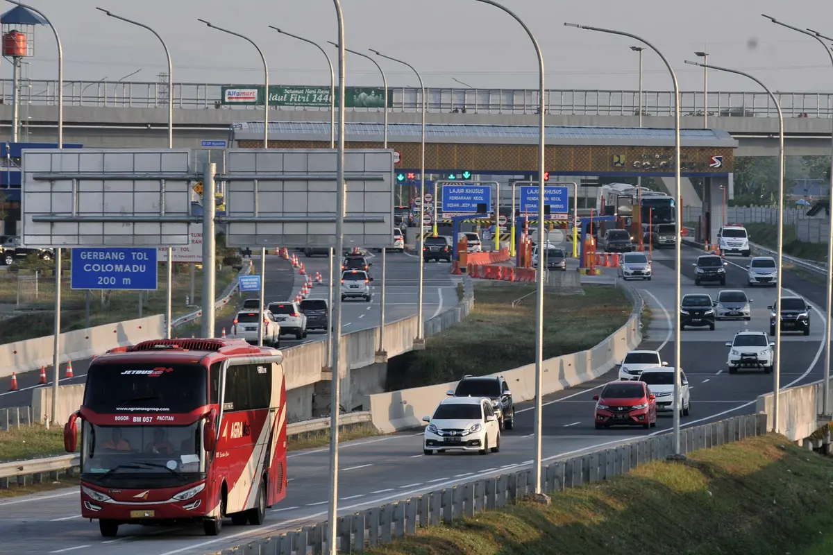 Pemudik Mulai Padati Tol Trans Jawa