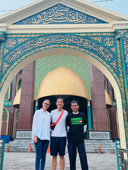 Bahkan, Daniel beserta sang istri juga terlihat menyambangi pesantren milik UAS serta ikut dalam acara pengajian. Tak sedikit pula netizen yang ikut berbahagia melihat jalinan persahabatan serta toleransi yang diperlihatakn antara keduanya. (Liputan6.com/IG/@vjdaniel)