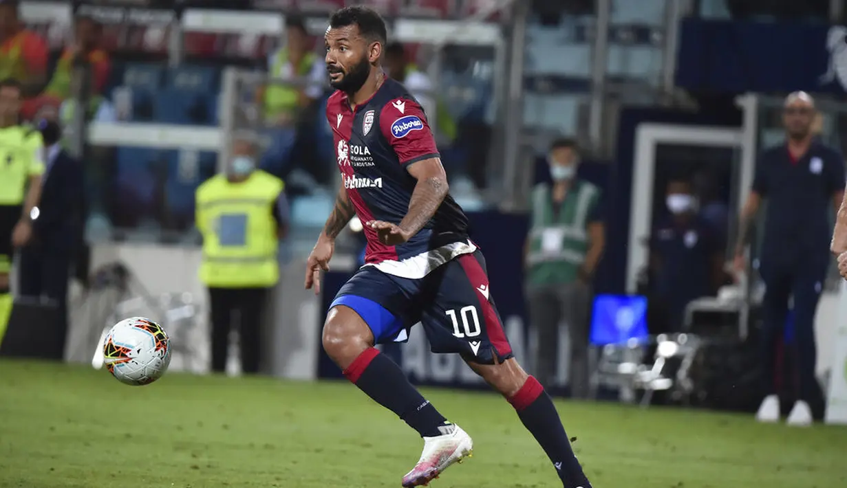 Pemain Cagliari, Joao Pedro, menggiring bola saat melawan Juventus pada laga Serie A di Stadion Sardegna, Rabu (29/7/2020). Cagliari menang 2-0 atas Juventus. (Alessandro Tocco/Lapresse via AP)