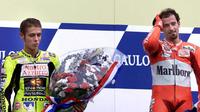 Valentino Rossi saat masih muda dan kalahkan Max Biaggi (AFP)
