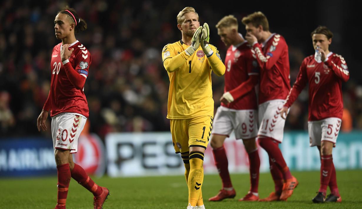 Kiper Denmark, Kasper Schmeichel menyapa suporter usai menahan imbang Irlandia pada laga Kualifikasi Piala Dunia 2018 di Stadion Telia Parken, Kobenhavn, Minggu (12/11/2017). Kedua negara bermain imbang 0-0. (AFP/Lars Moeller)
