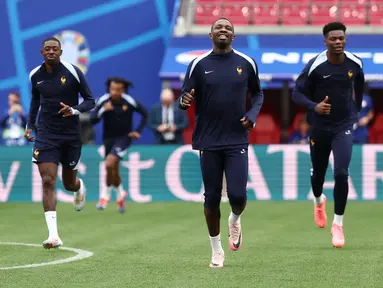 Pemain Prancis #11 Ousmane Dembele, #15 Marcus Thuram, dan #08 Aurelien Tchouameni mengambil bagian dalam sesi latihan MD-1 sehari sebelum pertandingan  Grup D Euro 2024 di Stadion Leipzig, Kamis (20/6/2024). (FRANCK FIFE / AFP)