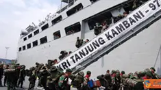 Citizen6, Jakarta: Kapal perang TNI AL dari jajaran Kolinlamil, KRI Tanjung Kambani-971 menarik pasukan TNI yang telah bertugas menjaga perbatasan RI dan Papua Nugini ke kesatuan induknya, Rabu (1/8). (Pengirim: Kadispen Kolinlamil).