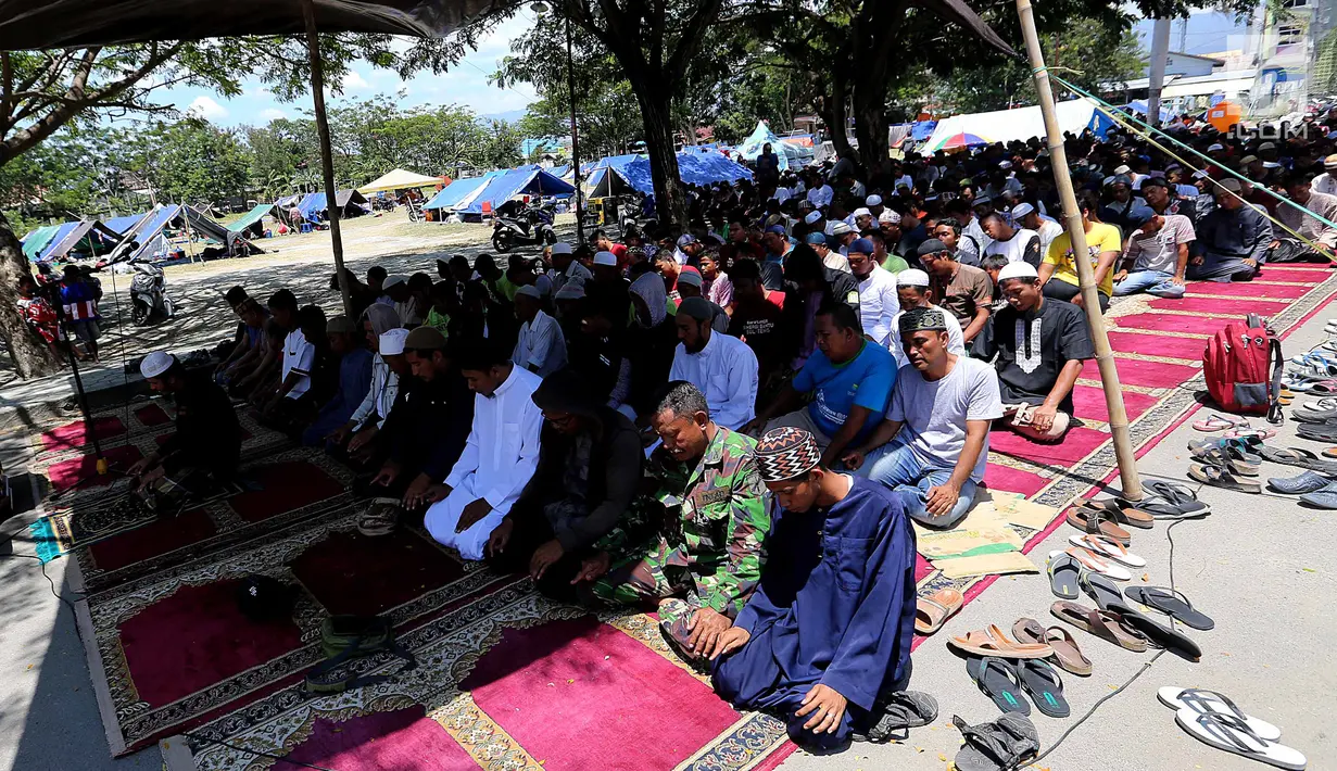 Ratusan pengungsi menjalankan salat Jumat pascagempa dan tsunami di Lapangan Masjid Agung Daru Salam, Palu, Jumat (5/10). Salat digelar di lapangan karena pondasi masjid yang hancur. (Liputan6.com/Fery Pradolo)