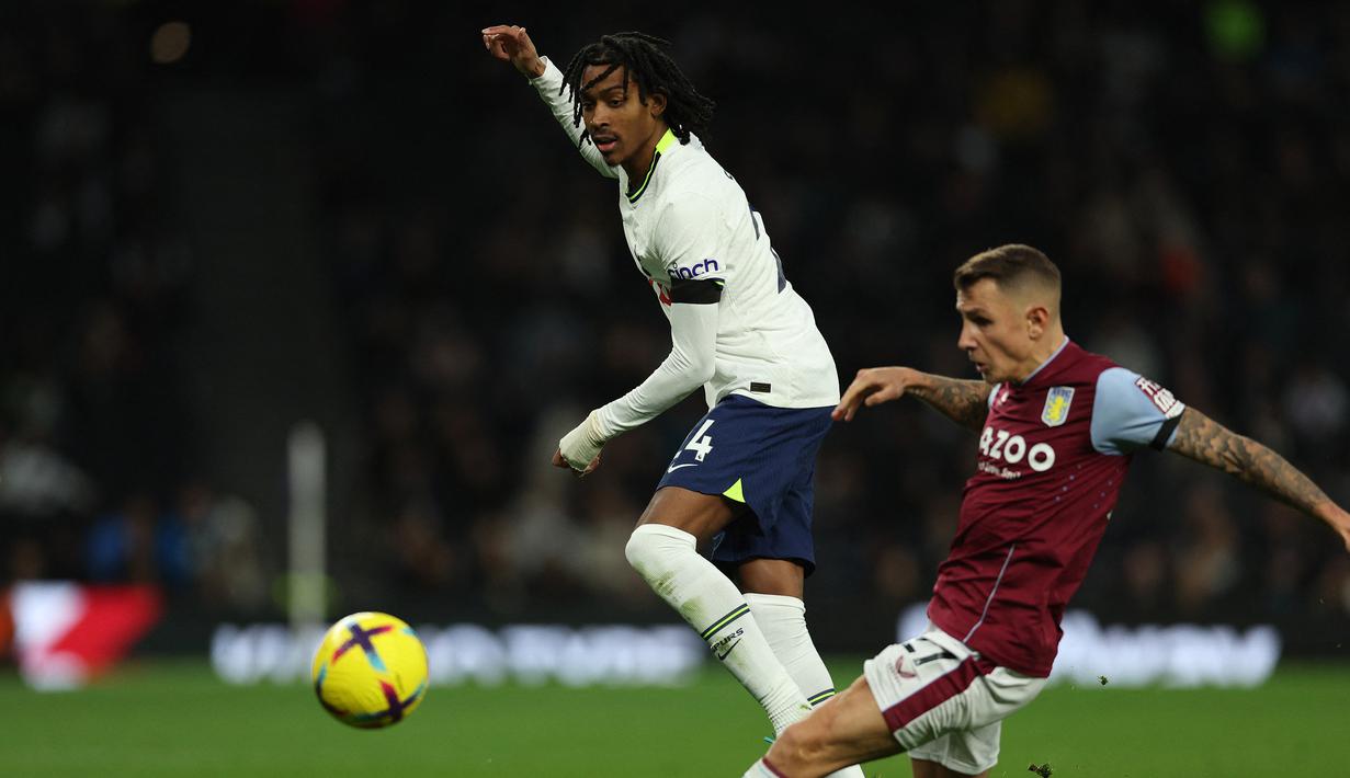 Bek Tottenham Hotspur, Djed Spence (kiri) berebut bola dengan bek Aston Villa, Lucas Digne pada laga Liga Inggris 2022/2023 di Tottenham Hotspur Stadium, London (1/1/2023). Djed Spence didatangkan Tottenham Hotspur pada awal musim 2022/2023 dari Middlesbrough dengan nilai transfer 14,7 juta euro atau kini setara Rp244 miliar. Saat ini ia baru saja kembali dari masa peminjaman selama 6 bulan bersama Rennes. (AFP/Adrian Dennis)