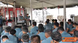 Citizen6, Jakarta: Prajurit KRI Kolinlamil mendapatkan pencerahan hukum dari Mayor Laut (KH) Teguh Sudianto, di Dermaga Mako Kolinlamil, Tanjung Priok, Jakarta, Kamis, (12/7). (Pengirim: Kadispen Kolinlamil).