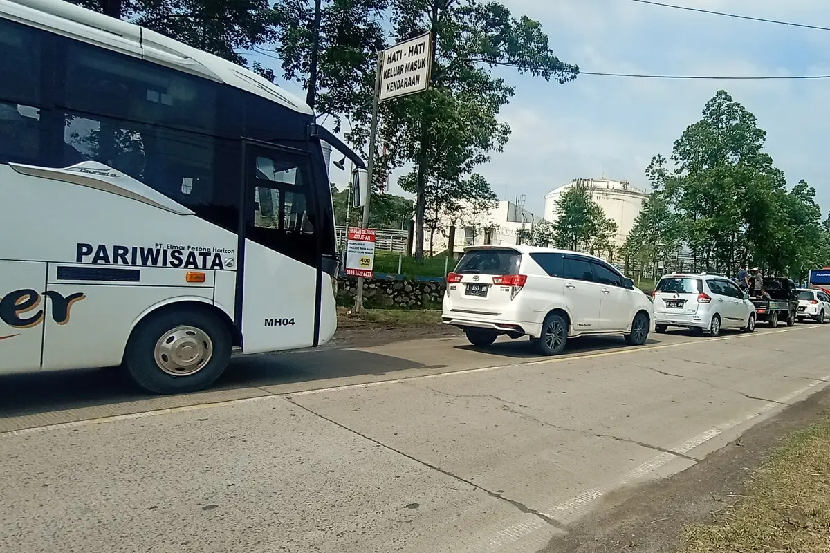 Kondisi jalan menuju Anyer di libur panjang Paskah, Minggu (4/4/2021)